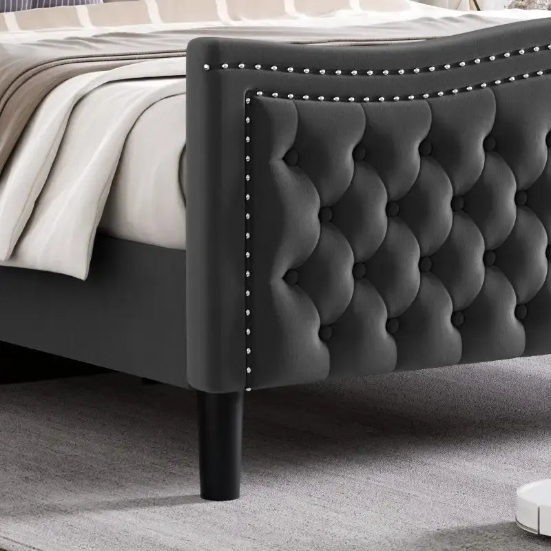 Lit plateforme en velours avec tête de lit capitonnée