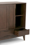 Meuble de rangement moderne du milieu du siècle de 122 cm de large avec portes coulissantes et tiroirs