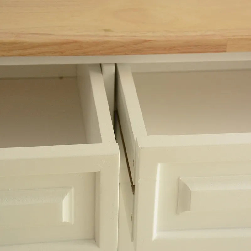 Dessert de cuisine avec plateau en bois et rangement
